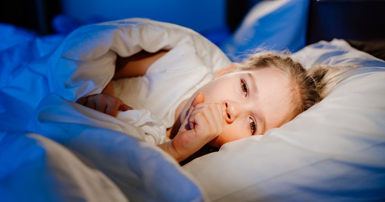 Cum îl protejezi pe cel mic de tusea reziduală? Iată 5 sfaturi care te pot ajuta