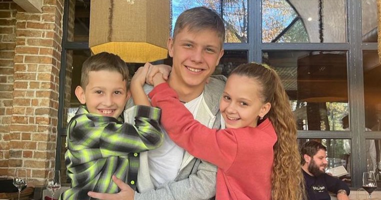 Un adolescent ucrainean își crește singur cei patru frați, după ce mama lor i-a murit în brațe