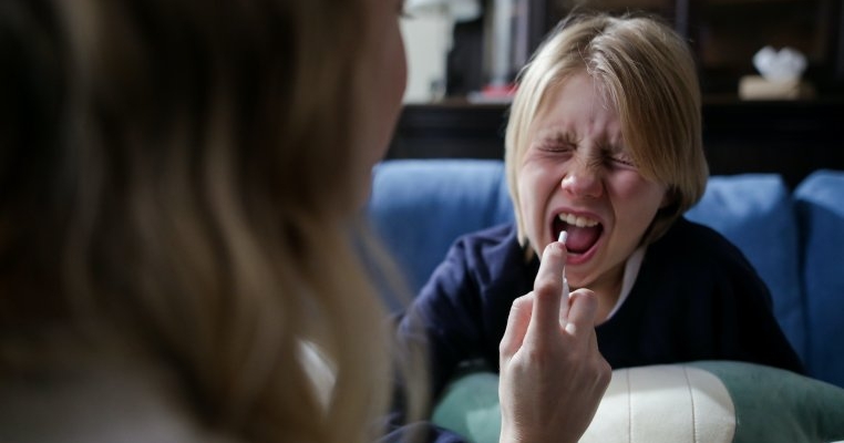 O mamă este considerată abuzivă de internauți după ce aceasta a spus că aplică doar remedii holistice pentru bolile copiilor ei