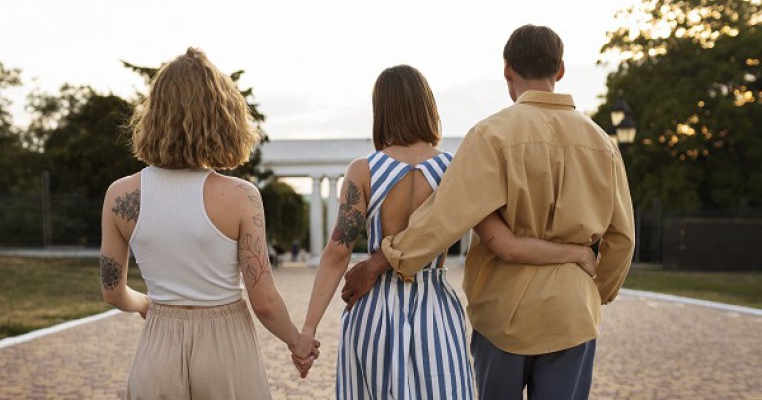 Am devenit o familie poliamoroasă după șapte ani de căsnicie și doi copii: „Totul s-a întâmplat natural”