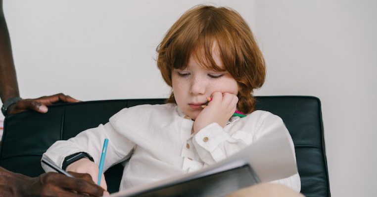 „Copiii mei <plătesc> pentru mâncare și internet”. Cum reușește o mamă să-și învețe copiii despre valoarea banilor