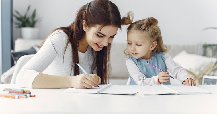 Cum îți poți ajuta preșcolarul să-și îmbunătățească scrisul de mână acasă