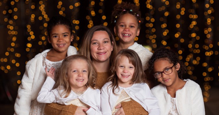 Acești părinți au acasă trei seturi de gemeni! Toți au fost născuți pe data de 28 februarie