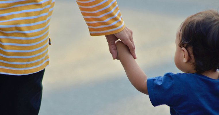O mamă surogat a avut o aventură cu tatăl copilului, iar acum cere custodia micuțului