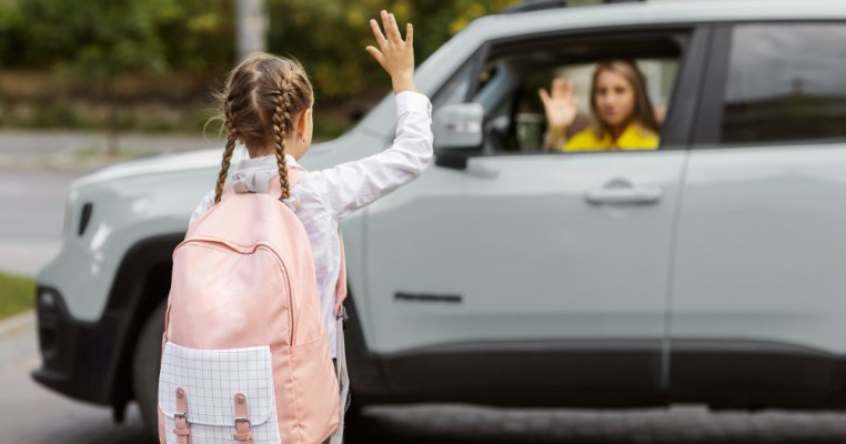 Premieră în Capitală. Prima zi de „Kiss and Ride” la școlile din București. Cum s-a desfășurat și ce spun părinții