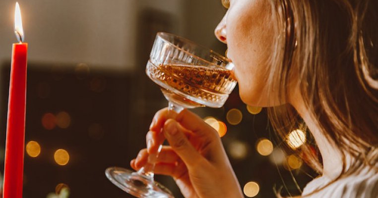O mamă a postat o imagine în timp ce-și alăpta copilul, ținând un pahar de vin în mână: „Mulți nu știu că vinul în timpul alăptării nu poate face niciun rău”