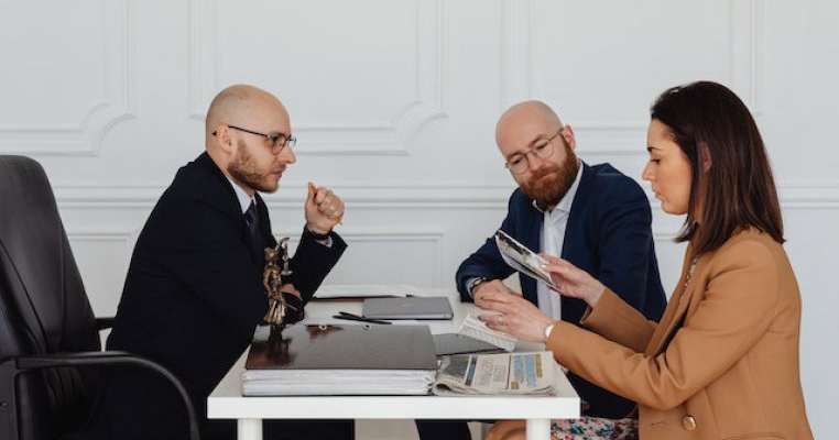 Părinții unor elevi de clasa a VII-a din Cluj trebuie să plătească daune morale unei profesoare în valoarea de 30.000 de lei. Cadrul didactic a fost ironizat de copii pe internet