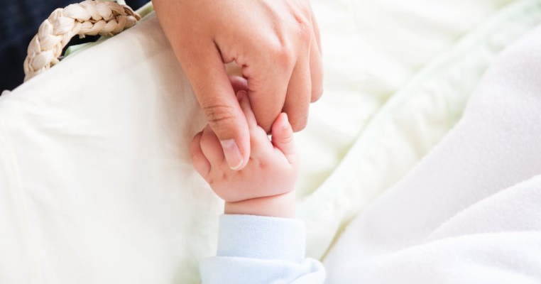 „Nu găsesc capul bebelușului”. Povestea nașterii unei mame care a adus pe lume un copil cu microcefalie