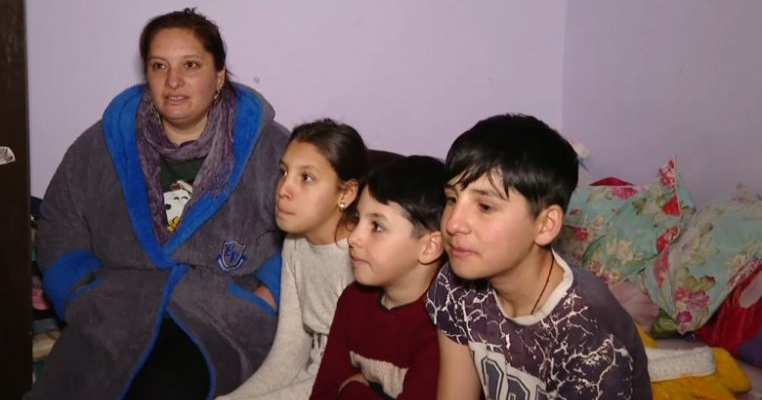 „Aș vrea să o văd pe mama zâmbind”. Ce își doresc trei copii din Giurgiu care trăiesc doar cu lumina lanternelor