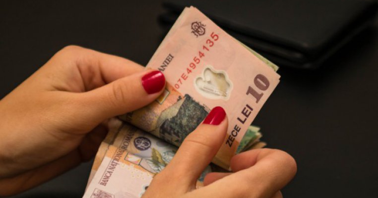 O mamă întreabă pe Facebook cum se poate descurca din ultima sută de lei pe care o mai are