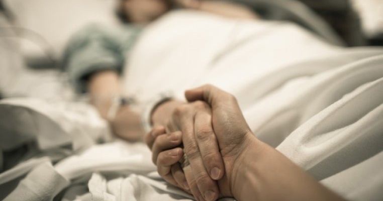 „Am mers să nasc și am plecat acasă fără o mână”. Unei mame i-a fost amputată mâna din cauza unei branule puse greșit