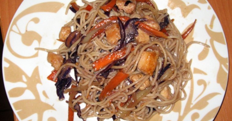 Noodles cu piept de pui si legume