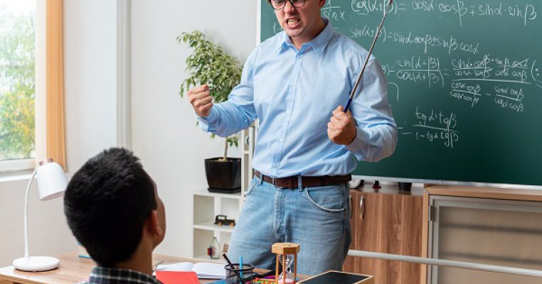 Studiu: tonul vocii profesorilor poate avea efecte negative asupra dezvoltării copilului