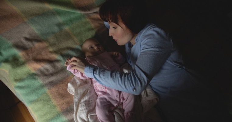 „Am visat cum trebuie să-mi distrug copilul mai mare pentru a-mi salva bebelușul”. O mamă povește despre episoadele de psihoză postpartum