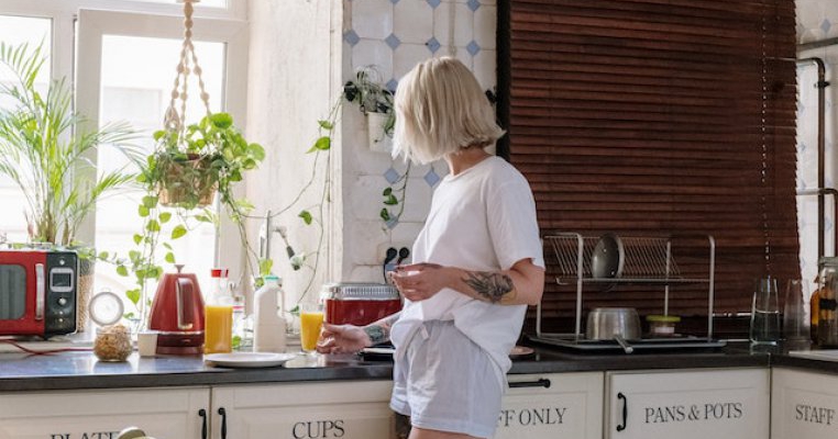 Soția mea se îmbracă prea lejer acasă și transmite o educație greșită fiicei noastre