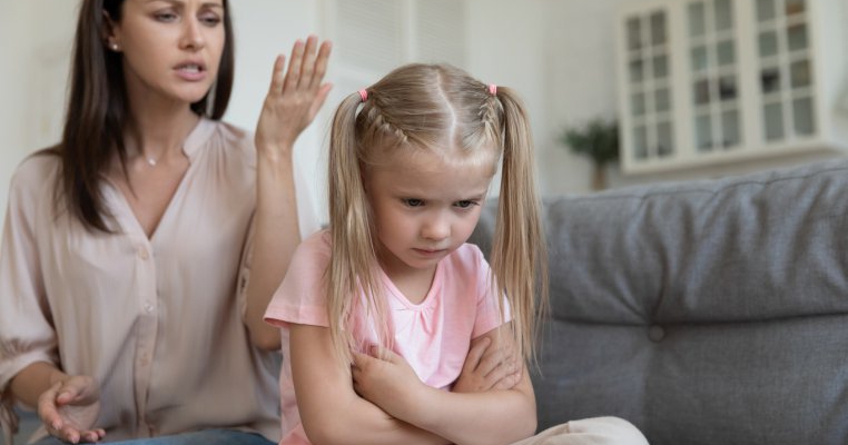 Fostul meu soț îmi forțează copiii să-și pupe noua „mamă vitregă„ și rudele acesteia