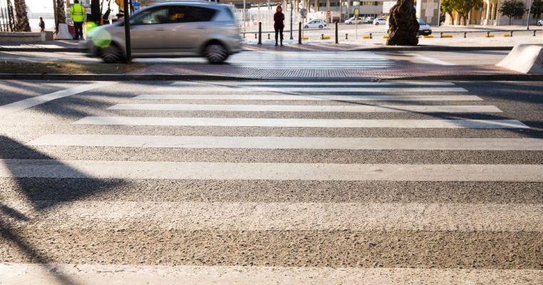 Un șofer a lovit o femeie însărcinată pe trecerea de pietoni din București! Bărbatul a încercat apoi să plece din țară