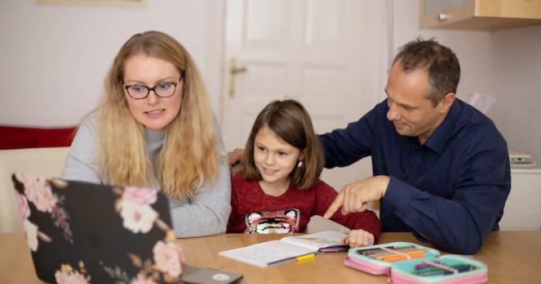 Am făcut școala acasă și la fel vreau să-mi educ copiii. Vreau să mă ocup personal de pasiunile și interesele lor