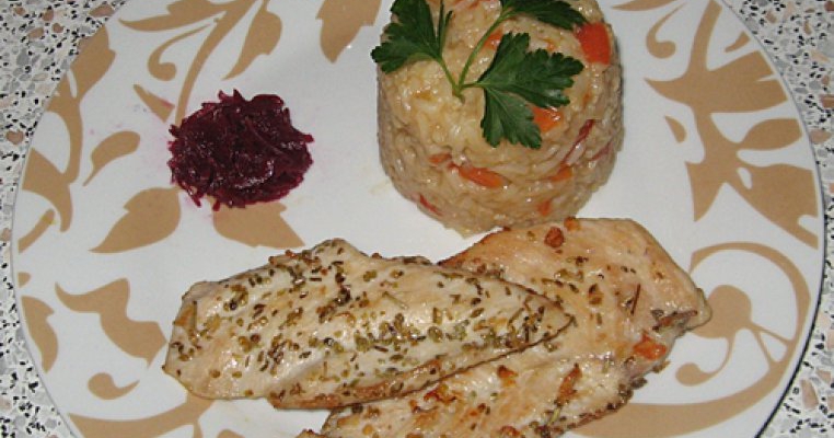 Piept de pui marinat cu garnitura de orez cu legume