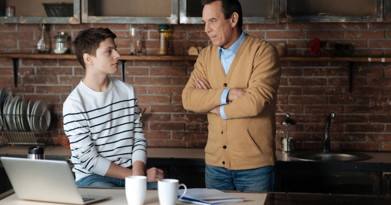 „Fostul meu soț a rupt orice contact cu mine și fiul meu, după ce copilul a mărturisit că este gay”