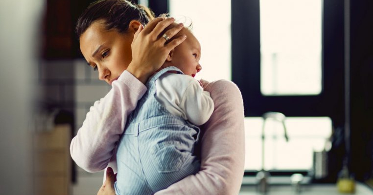 „M-am trezit cu un bărbat necunoscut lângă pat și cu casa în flăcări”.  Episoadele psihotice postpartum ale unei mame