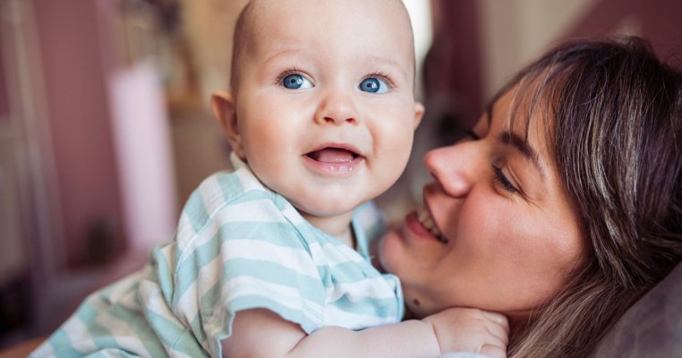Trucul de trei minute care te ajută să formezi o legătură emoțională strânsă cu bebelușul tău