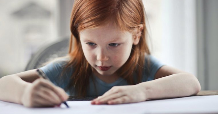 Studiu: părinții care au avut rezultate slabe la matematică în copilărie nu ar trebui să-și ajute copiii la teme. Uite motivul!
