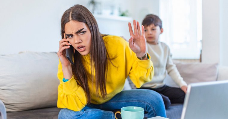 Copilul meu este gelos când stau pe telefon