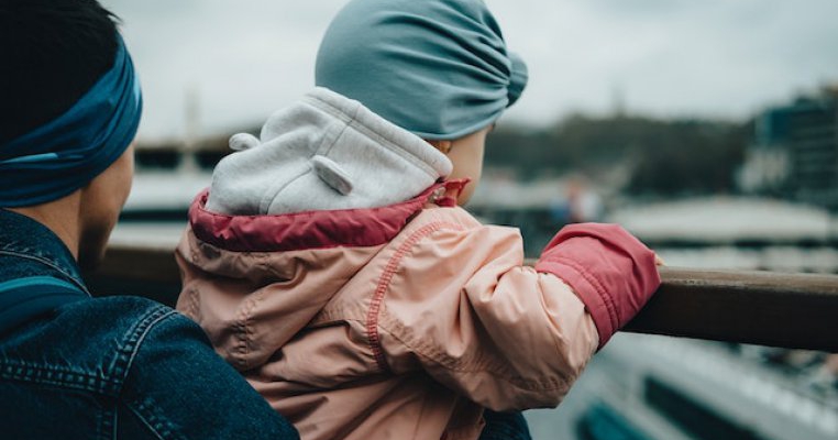 Ce este concediul de acomodare și ce trebuie să facă părinții din România care adoptă un copil