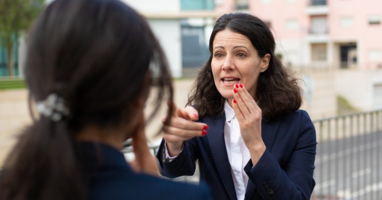 M-am căsătorit cu fratele celei mai bune prietene din copilărie, iar acum ea nu mai vorbește cu mine