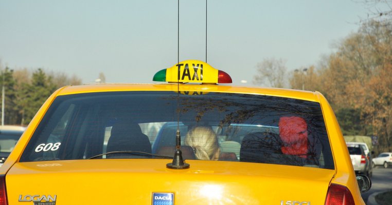 O femeie din Galați, refuzată de taximetriști fiindcă are prea mulți copii și nu încap în mașină