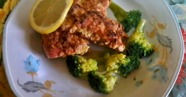 Somon in fulgi de porumb cu broccoli