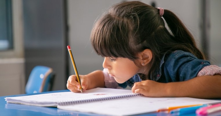 Incredibil! O familie cheltuie un salariu pe lună pe meditațiile celor 3 copii!