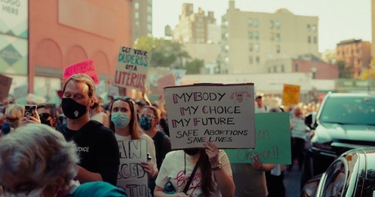 O femeie din Florida nu poate avorta, conform noii legi, și este nevoită să-și vadă copilul murind după naștere