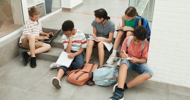 „Crezi că credința în Dumnezeu te ajută să depășești necazurile?” - întrebarea de la simularea Evaluării Naționale din Bacău care a scandalizat internetul