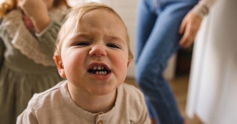 Soacra mea mă încurajează să-mi lovesc copilul atunci când el are o criză de furie și mă lovește