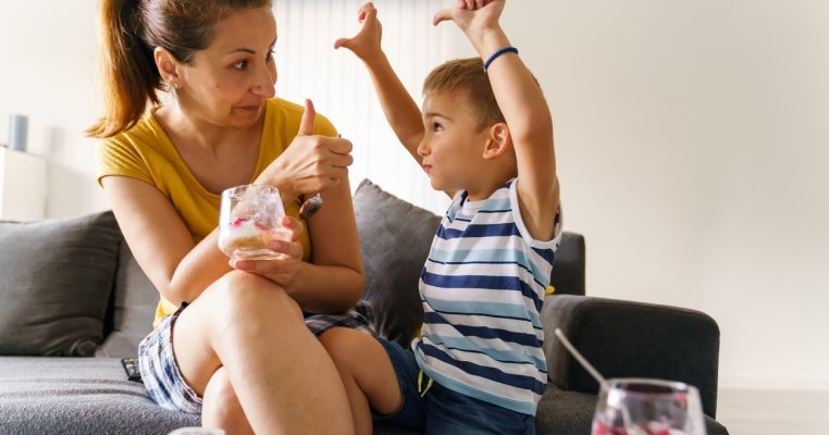 Am făcut copilul la 41 de ani și sunt considerată „mamă bătrână”. Da, uneori este ciudat să am copil mic la vârsta asta