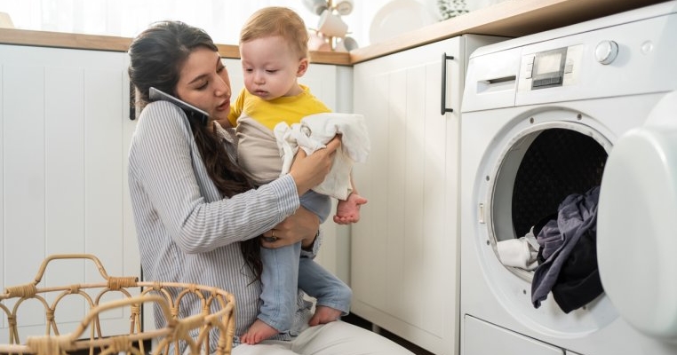 O bonă adolescentă s-a îngrijorat pentru că părinții copilului de care avea grijă, nu-i răspundeau la mesaje și nici la telefon.