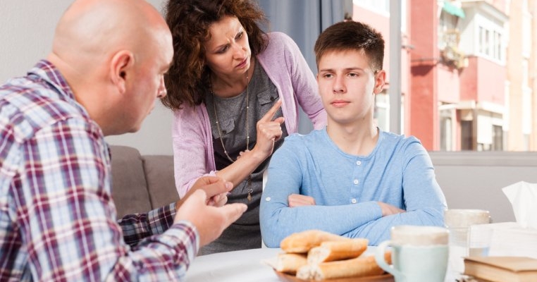 Da, copilul tău adolescent te poate manipula! Ce semnale de alarmă trag psihologii