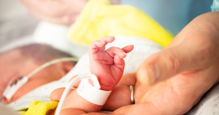 „M-au trimis acasă, mi-au spus că nu mai pot face nimic pentru copiii mei și a doua zi au murit”. Povestea cutremurătoare a unei mame care și-a pierdut gemenii