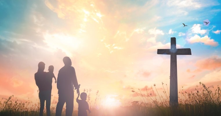 O familie din Hațeg a trăit doar după învățămintele Bibliei. Au renunțat la medicamente, civilizație și copiii nu au mai avut voie să meargă la școală