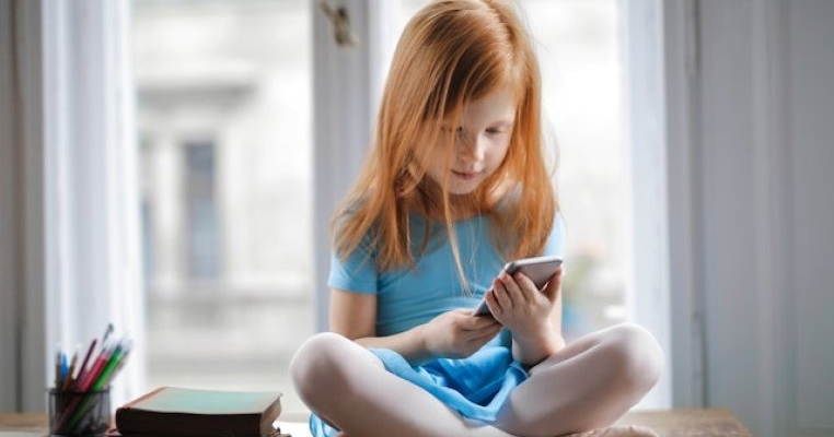 Când este, de fapt, copilul pregătit să aibă propriul telefon mobil?