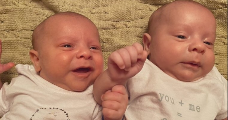 O mamă și-a dus gemenii identici la secția de poliție pentru că nu-i putea deosebi