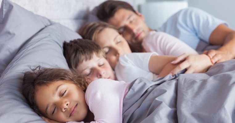 Copilul preadolescent încă vrea să doarmă cu voi? Ce e de făcut