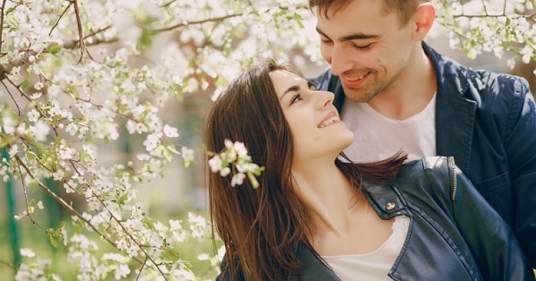 Cuplurile din zodiac care vor avea parte de o aventură amoroasă primăvara aceasta