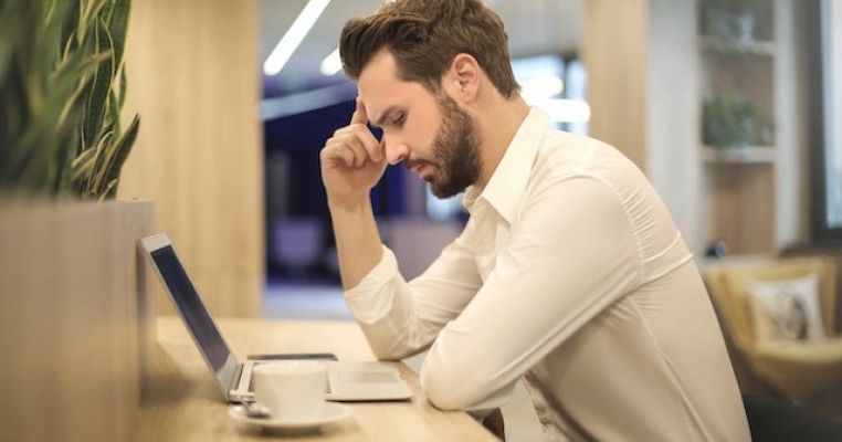 Dating online cu peripeții: femeia cu care a conversat pe un site de întâlniri, era, de fapt, soția lui