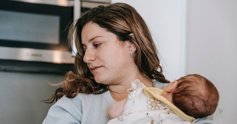 Am simțit mai profund depresia postpartum când am născut un copil decât la sarcina gemelară