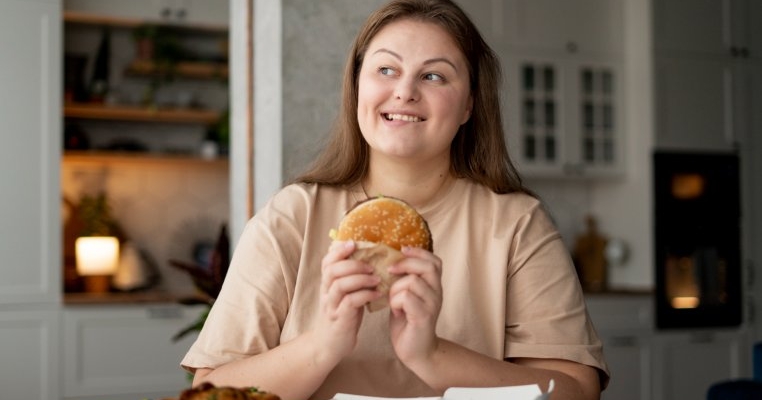 Fostul meu soț mi-a spus că sunt o mamă rea pentru că mi-am comandat mâncare când dormeau copiii