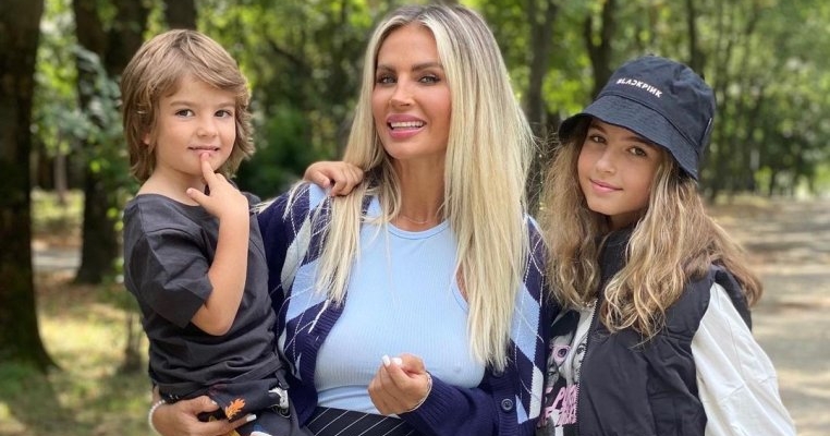 Ce familie frumoasă are Andreea Bănică! Artista se mândrește cu cei doi copii ai săi, care îi seamănă perfect!