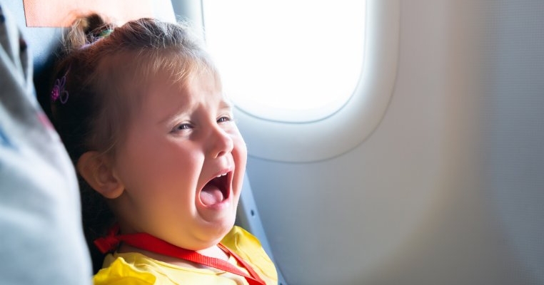 O fostă însoțitoare de zbor își spune părerea despre situațiile în care copiii plâng în avion